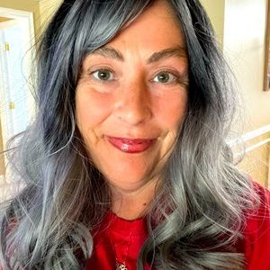 22-inch Ombre Grey Loose Wave with Bangs (Synthetic)